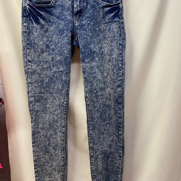 YMI Jeans Distressed Mid-Rise Skinny Jeans. - Picture 4 of 10